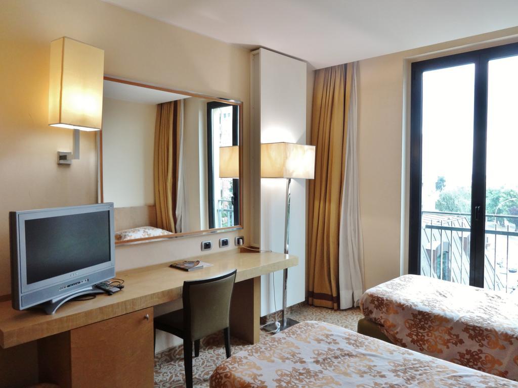 Hotel Tiffany Milano Треццано-суль-Навиглио Экстерьер фото