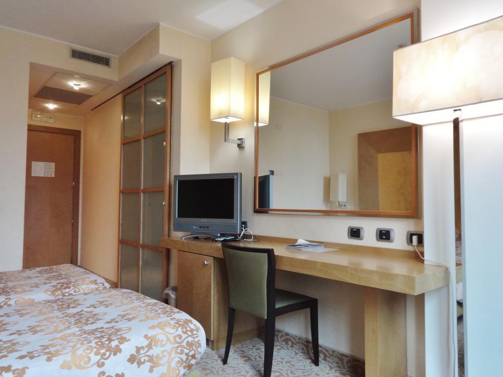 Hotel Tiffany Milano Треццано-суль-Навиглио Экстерьер фото
