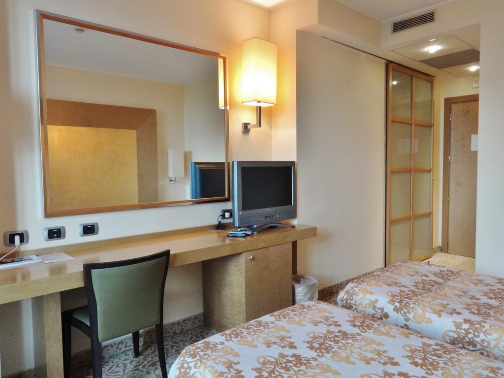 Hotel Tiffany Milano Треццано-суль-Навиглио Экстерьер фото