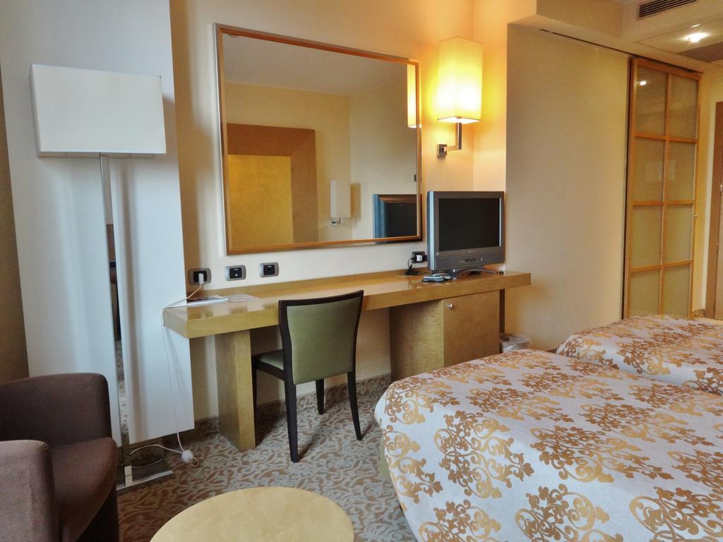 Hotel Tiffany Milano Треццано-суль-Навиглио Экстерьер фото