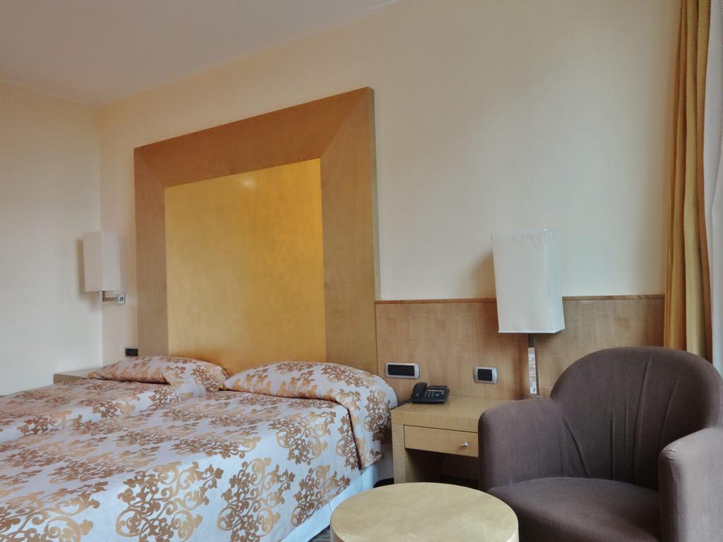 Hotel Tiffany Milano Треццано-суль-Навиглио Экстерьер фото