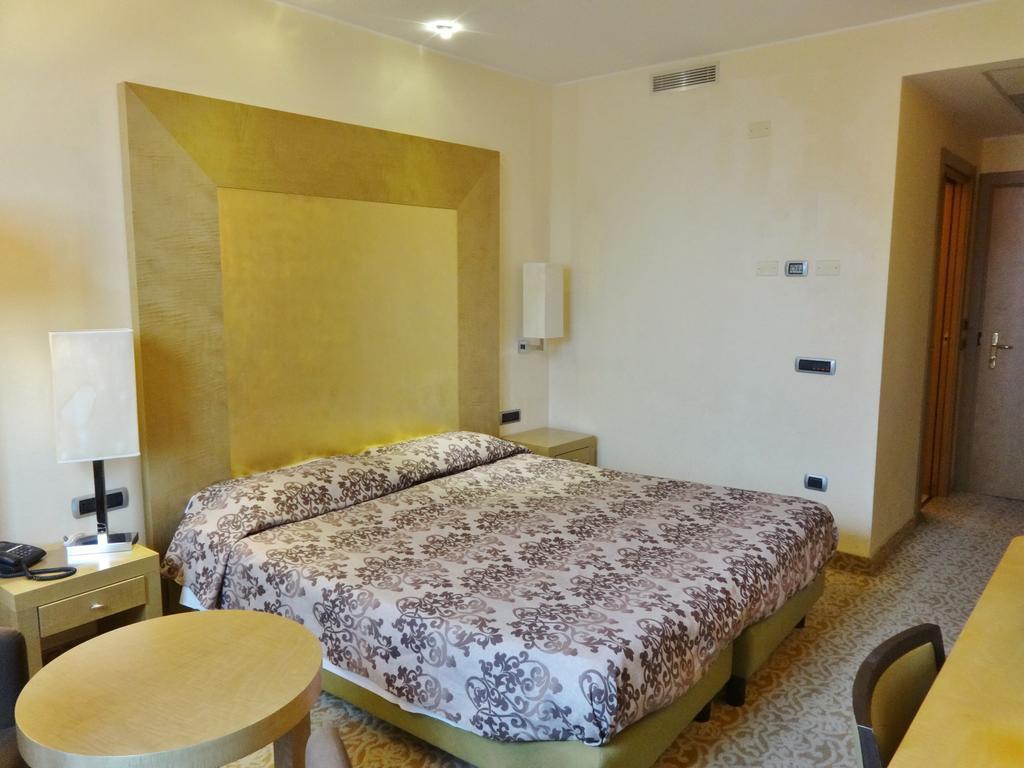 Hotel Tiffany Milano Треццано-суль-Навиглио Экстерьер фото